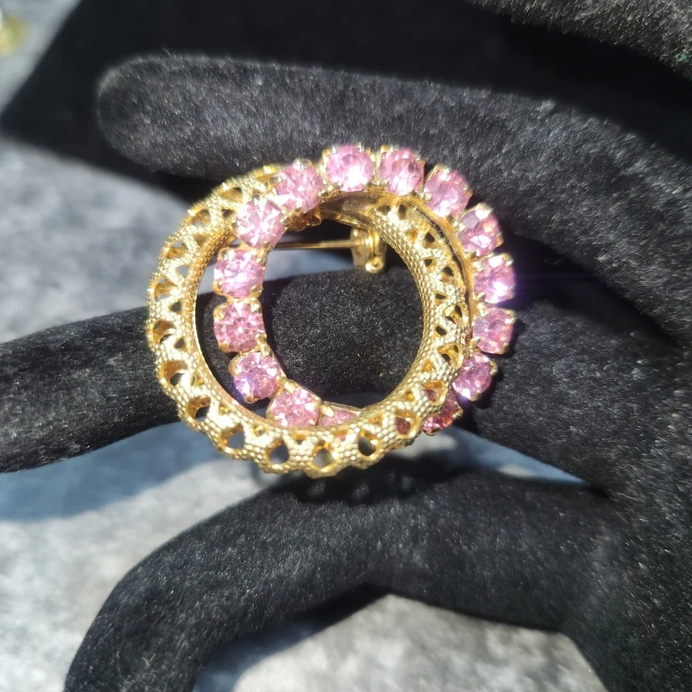 Vintage Gold Tone Pink Rhinestone Wreath Brooch Filigree Circle Pin